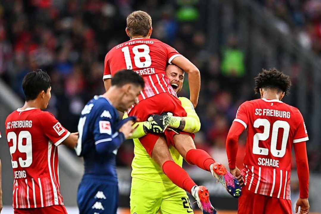 Nach dem Schlusspfiff ist die Freude g... besiegen den 1. FSV Mainz 05 mit 2:1.  | Foto: Achim Keller