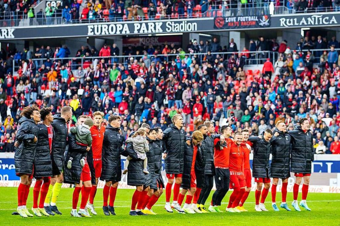 Die Spieler des SC Freiburg bedanken s...ns im Europa-Park-Stadion in Freiburg.  | Foto: Tom Weller (dpa)