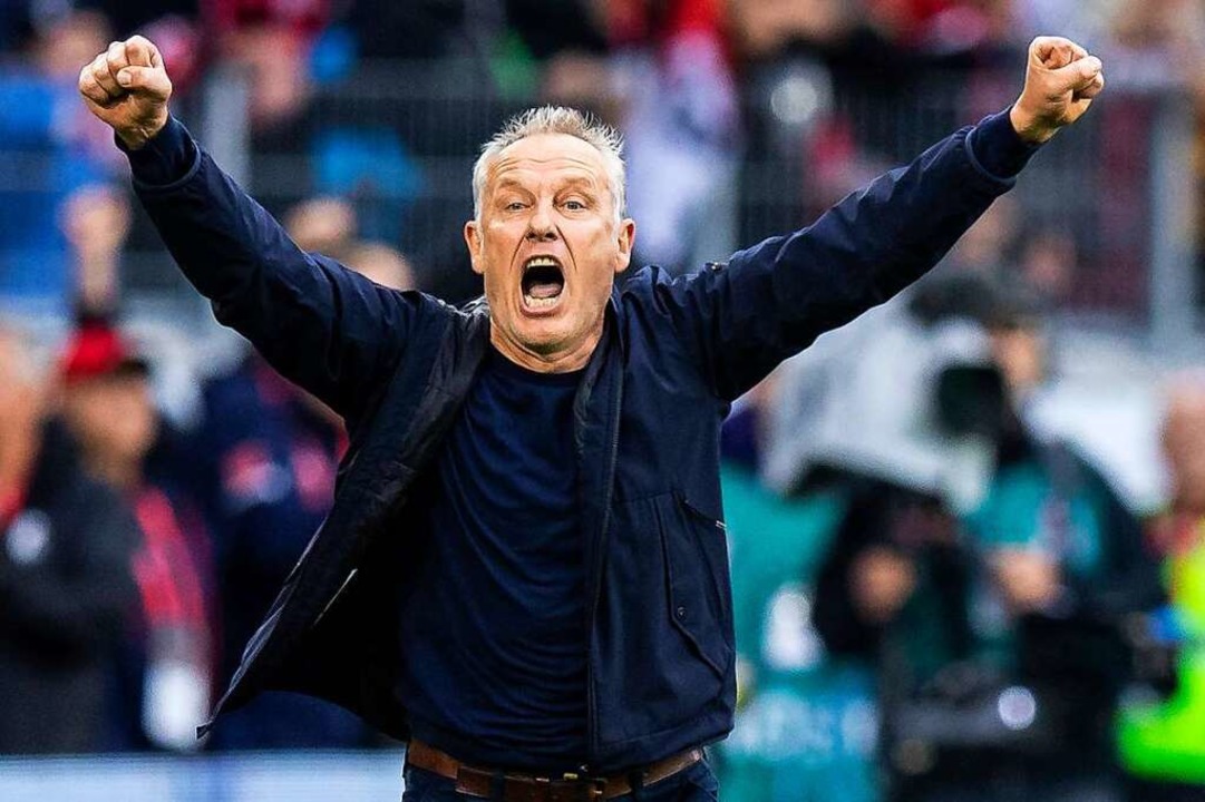 Freiburgs Trainer Christian Streich jubelt nach dem Spiel.  | Foto: Tom Weller (dpa)