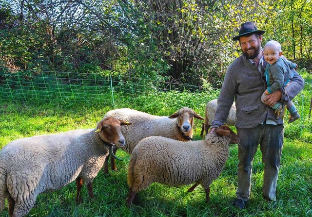 Kleinbauer Michel Selinger mit Tchterchen Alva und seinen Coburger Fuchsschafen  | Foto: Gabriele Hennicke