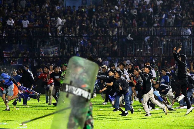 Bei schweren Ausschreitungen im Anschl...#8211; mit vielen Toten und Verletzten  | Foto: Yudha Prabowo (dpa)