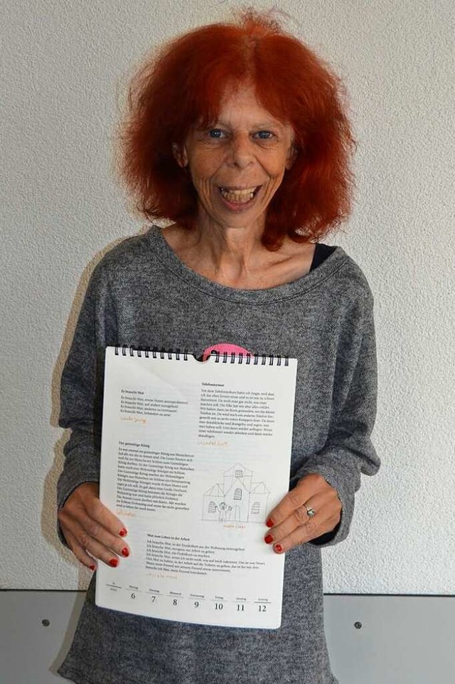 Ulrike Jung mit dem Kalender  | Foto: Yvonne Siemann