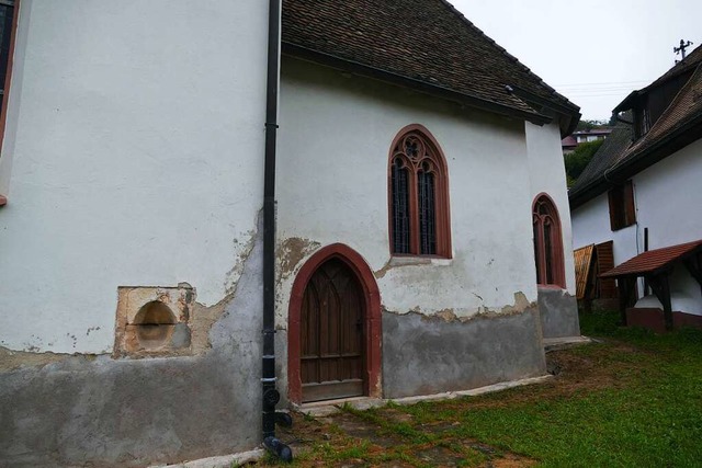 Jetzt ist der Sockel der Riedlinger Kirche verputzt, die Farbe fehlt noch.  | Foto: Victoria Langelott