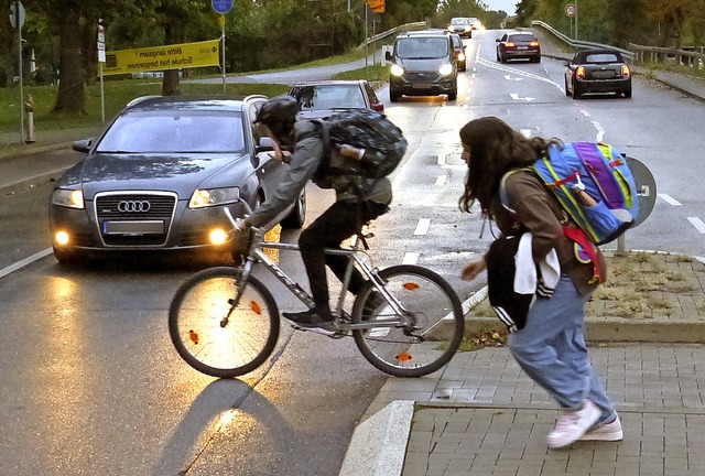 Kurz vor 8 Uhr strmen in kurzer Zeit ...assen kann man sich aber nicht darauf.  | Foto: Dirk Sattelberger