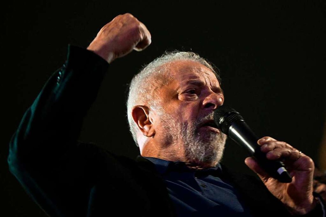 Brasiliens linker Ex-Präsident Lula da...; nun geht es in den zweiten Wahlgang.  | Foto: ERNESTO BENAVIDES (AFP)