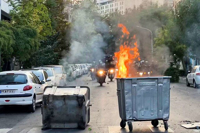 Seit Tagen kommt es im Iran zu landesweiten Protesten gegen das Regime.  | Foto: Uncredited (dpa)