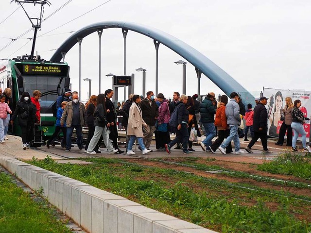 Sehr viele Besucher der Dreilndergale...it der Straenbahn nach Weil am Rhein.  | Foto: Herbert Frey