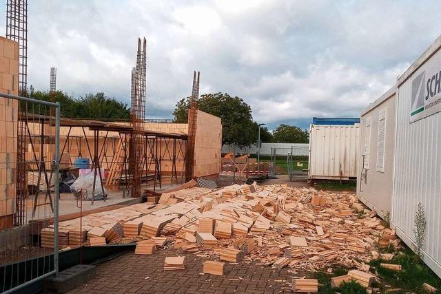Die frisch gesetzte Mauer am neuen Feuerwehrhaus Ringsheim ist umgekippt