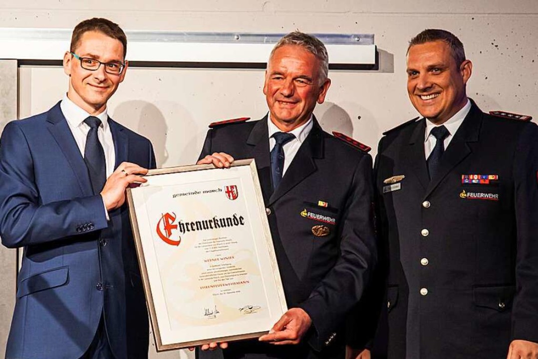 Bürgermeister Helmut Mursa (links) übe... wurde zum Ehrenfeuerwehrmann ernannt.  | Foto: Hubert Gemmert
