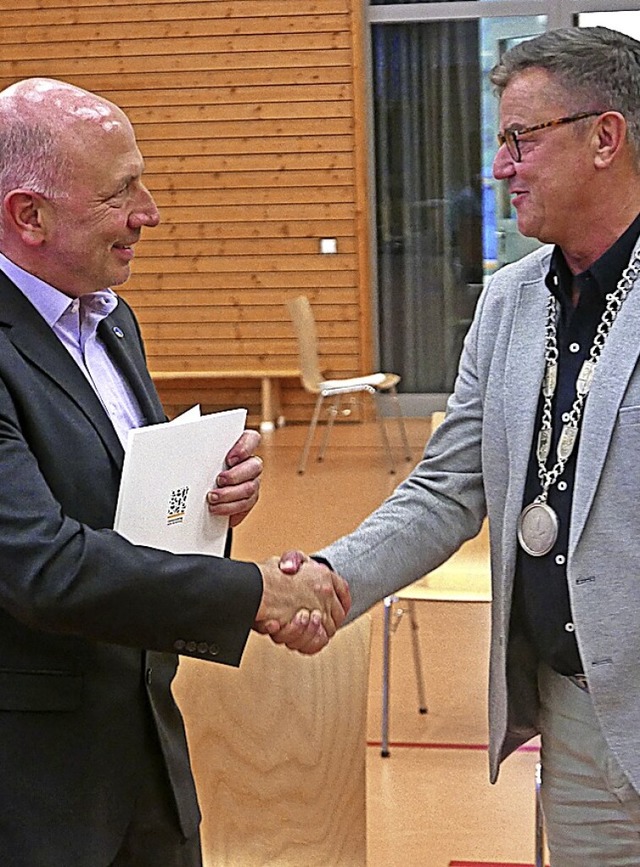 Gemeinderat Volker Schmitt (links) wird von Brgermeister Kieber beglckwnscht.  | Foto: Hans-Peter Mller