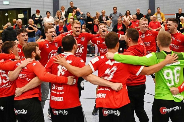 Feierten fast wie nach der gewonnenen ...haft: Die Handballer des TuS Altenheim  | Foto: Wolfgang Knstle