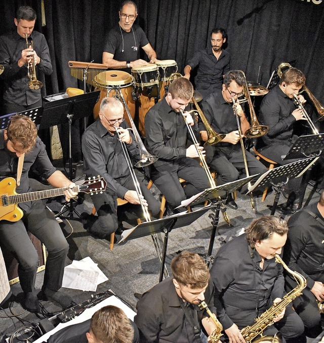 Viele Musiker drngten sich beim Konze...azz Orchestra auf der Jazztone-Bhne.   | Foto: Thomas Loisl Mink