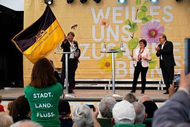 Landesgartenschau in Neuenburg endet mit Fahnenbergabe