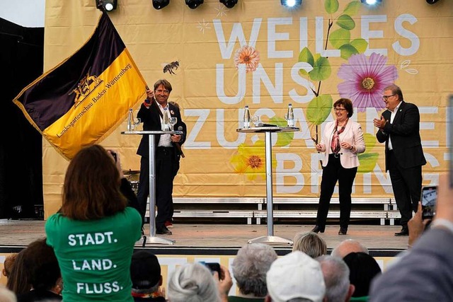 Die Landesfahne wurde von Brgermeiste...uch Ministerialdirektorin Grit Puchan.  | Foto: Volker Mnch