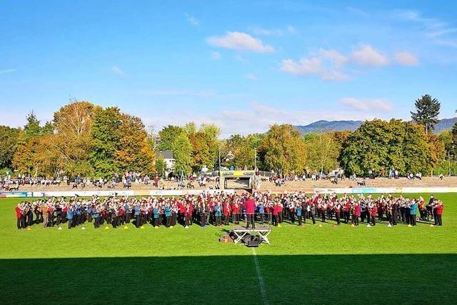 Mehr als 300 Musikerinnen und Musiker aus zehn Offenburger Blasorchestern geben ein Konzert im OFV-Stadion