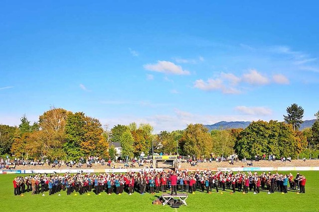 Gigantisch: Mehr als 300 Musikerinnen ...spielen das Badner-Lied im OFV-Stadion  | Foto: Ralf Burgmaier