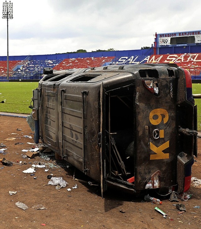 Ein zerstrtes Polizeiauto liegt nach ...allen in Malang im Kanjuruhan-Stadion.  | Foto: Trisnadi (dpa)