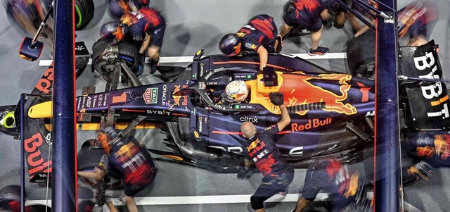 Diesmal keine perfekte Symbiose: Max Verstappen und sein Team  | Foto: MOHD RASFAN (AFP)