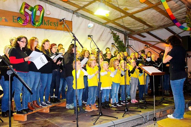 Der Kinderchor, untersttzt von Ehemal...Gesangverein beim schwungvollen Finale  | Foto: Deborah Widmer