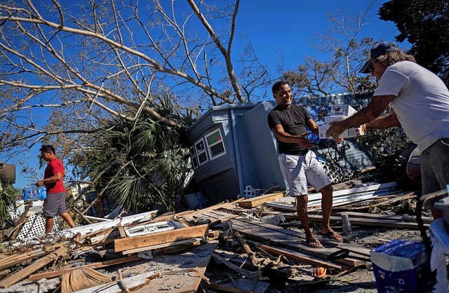 Nachbarschaftshilfe nach dem Sturm in Fort Myers Beach in Florida  | Foto: RICARDO ARDUENGO (AFP)