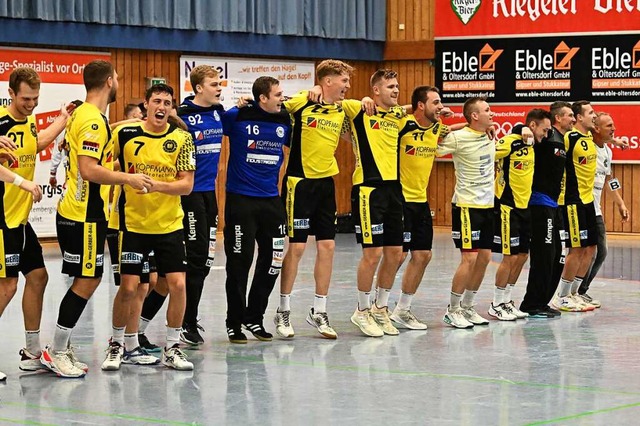 Die Handballer der SG Kndringen-Teningen feiern nach Spielende mit ihren Fans.  | Foto: Achim Keller