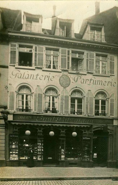 Das Foto von 1910 zeigt die Firma Emil... 104 (heute Kaiser-Joseph-Straße 232).  | Foto: Archiv Manfred Gallo