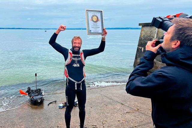 Nik Linder hat es geschafft: Schwimmen...umrundete er den Bodensee. Weltrekord.  | Foto: privat