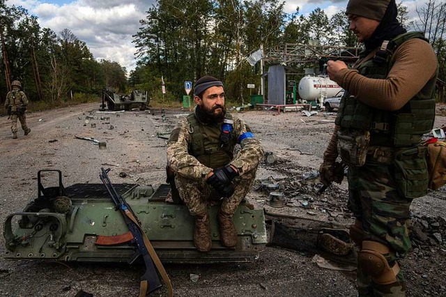 Ukrainische Soldaten in der krzlich zurckeroberten ostukrainischen Stadt Lyman  | Foto: Evgeniy Maloletka (dpa)