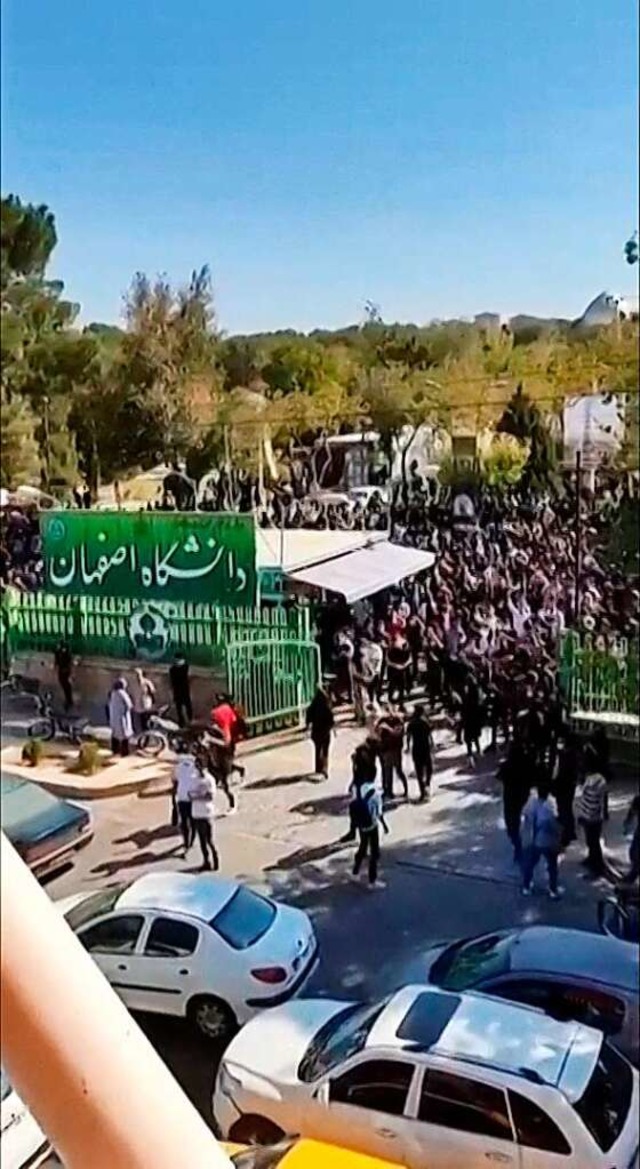 Demonstrierende auf dem Gelnde der Universitt von Isfahan.  | Foto: - (AFP)