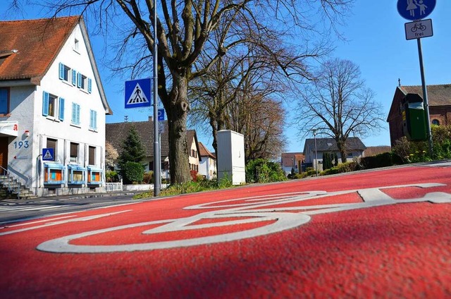 Manche Radwege in Denzlingen sind rot markiert, um Aufmerksamkeit zu erzeugen.  | Foto: Kathrin Blum