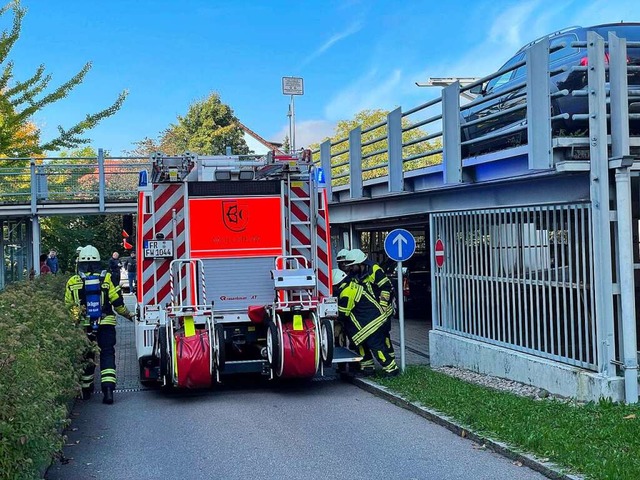 Die Feuerwehr war noch mit Nachlscharbeiten beschftigt.  | Foto: Volker Mnch