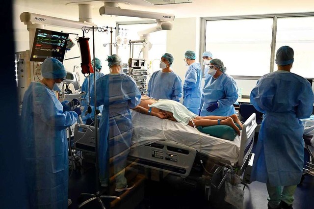 Patienten mit schweren Covid-19-Verlu...iner Intensivstation behandelt werden.  | Foto: FREDERICK FLORIN (AFP)