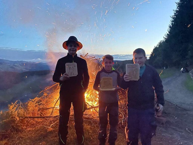 Wolfsfeuer in Aitern: Simon Asal, Luca...n Nachrichten an den Wolf mitgebracht.  | Foto: Valerie Wagner