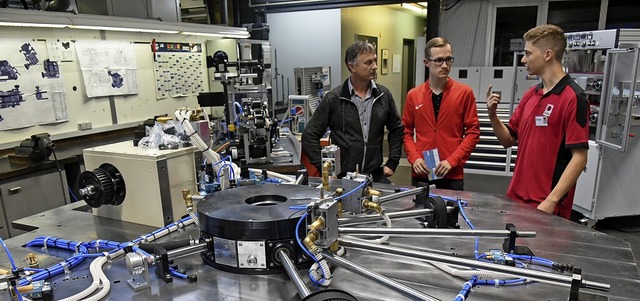 Der Auszubildende Leon Dinger (rechts)...aschinenbau GmbH seinen Arbeitsplatz.   | Foto: Benedikt Sommer