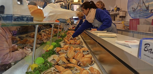 Fischbrtchen sind ein Verkaufsschlage...dem &#8222;Hamburger Fischmarkt&#8220;  | Foto: Burgmaier Ralf