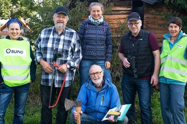 Wechsel im Vorsitz beim BUND Herbolzhe...nd  Elke Bastian, vorne Peter Steiert.  | Foto: Jonathon Jackson