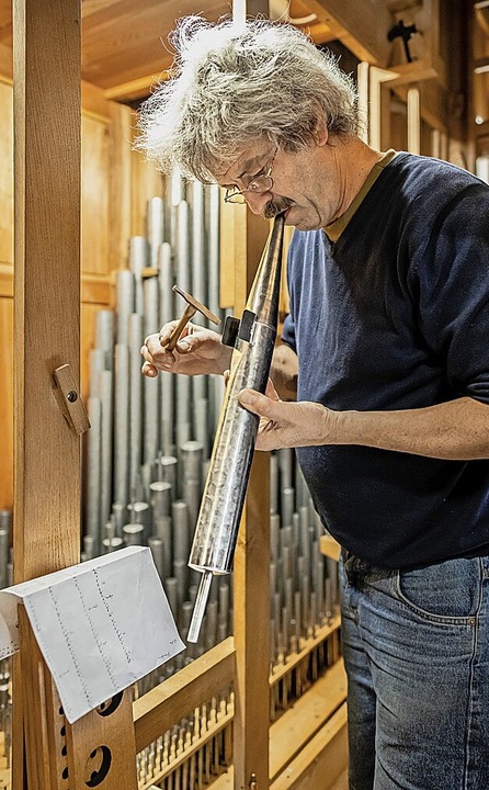 Orgelbauer Johannes Roehrig bei Arbeiten zur Revision der Orgel in St. Martin  | Foto: Johannes Lutterbach