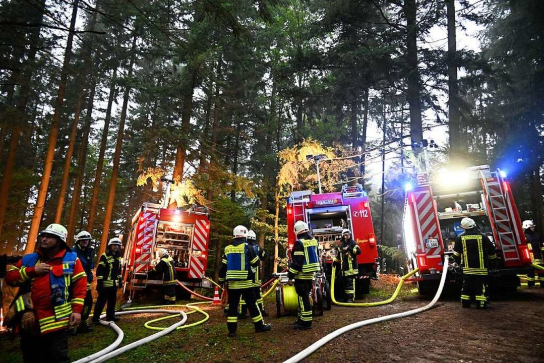Mehrere Feuerwehren aus dem Unterstütz... Bekämpfung des Übungsbrandes vor Ort.  | Foto: Volker Münch
