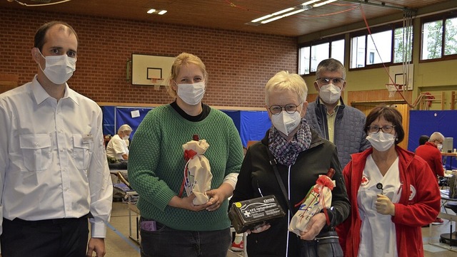 Samuel Scherer vom DRK Elzach, die zwe...leiterin Elisabeth Rauber (von links).  | Foto: Nikolaus Bayer