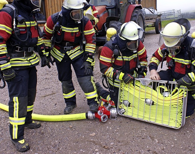 Zum Einsatz rsten sich die Wehrmnner.  | Foto: Werner Probst