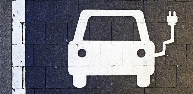 Rund 13000 Euro kostet eine neue, einfache  Ladestation fr Elektroautos.  | Foto: Julian Stratenschulte (dpa)