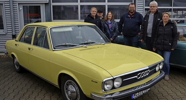 Der Club-Vorsitzende Marc Jansen (3. v...iedern vor einem coronagelben Exemplar  | Foto: Yvonne Siemann