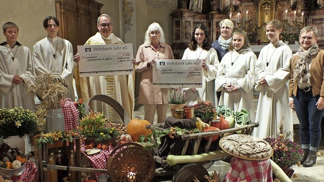 Der Erntedankaltar mit  Ministranten, ... Dietz, Arabella Hgle und Anette God.  | Foto: Rudi Rest