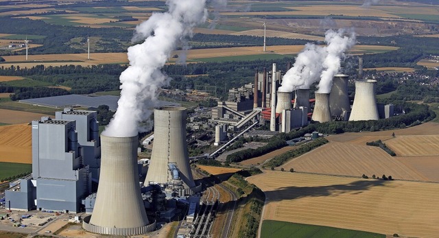 Klimaschdliche Energieproduktion: das...twerk Neurath I und II in Grevenbroich  | Foto: Oliver Berg (dpa)
