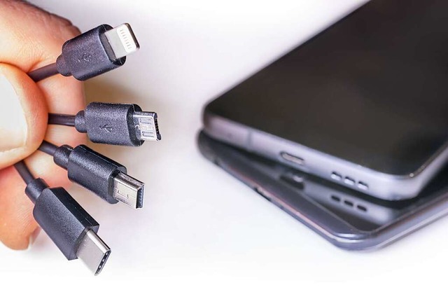 Erlaubt ist bald nur noch der USB-C-Stecker (im Bild ganz unten).  | Foto: Ralf Geithe  (stock.adobe.com)