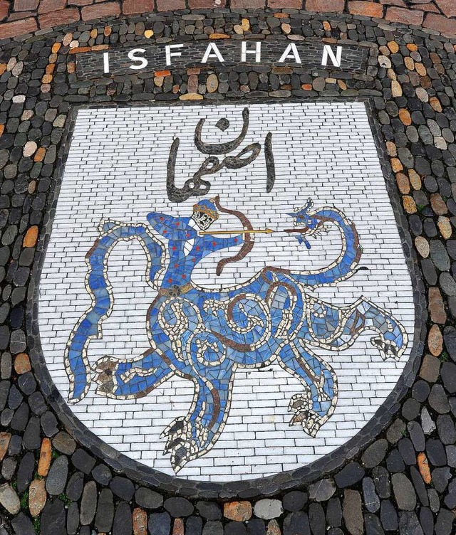 Das Isfahan-Wappen auf dem Freiburger Rathausplatz.  | Foto: Ingo Schneider