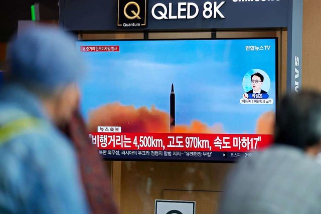 Der Raketentest im  sdkoreanischen Fernsehen  | Foto: Lee Jin-Man (dpa)