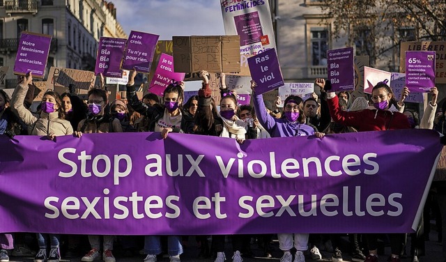 Protest gegen sexuelle Gewalt gegen Frauen im November 2021 in Lyon.  | Foto: Laurent Cipriani (dpa)