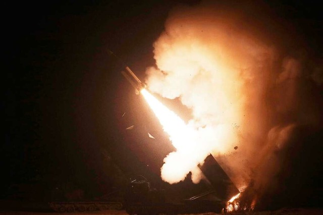 Als Reaktion auf den nordkoreanischen ...l Missile Systems (ATACMS) abgefeuert.  | Foto: Uncredited (dpa)
