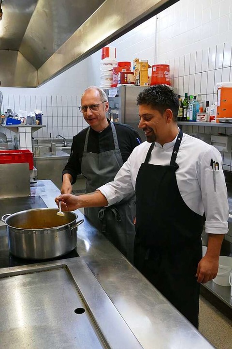 Bernhard König und Alexander Kolodziej...ieren das Curry für das Mittagsbuffet.  | Foto: Christoph Giese